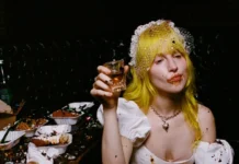 Hayley Williams de Paramore compartió el tema “Showbiz”