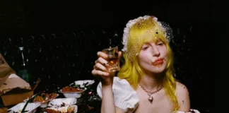 Hayley Williams de Paramore compartió el tema “Showbiz”