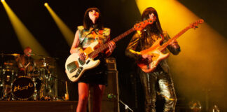 Khruangbin lanza su álbum The Universe Smiles Upon You II