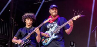 Tom Morello compartió el escenario con su hijo en sus shows en India