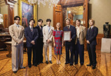 BTS fue recibido por miles de personas tras su visita al Palacio Nacional