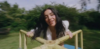 Charli XCX ha compartido el tema “Wink Wink”
