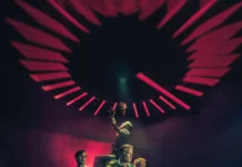 Queens Of The Stone Age han compartido un nuevo sencillo, ‘Where The Goth Girls At?’