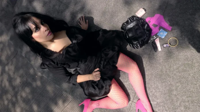 header-Girl-Ultra-Te-Caigo-Press-_-Credit_-Doble-Turno